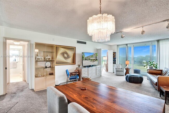 Foto del edificio - 805 Cypress Blvd