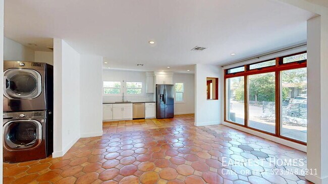 Foto del edificio - 1815 Cloverdale Ave
