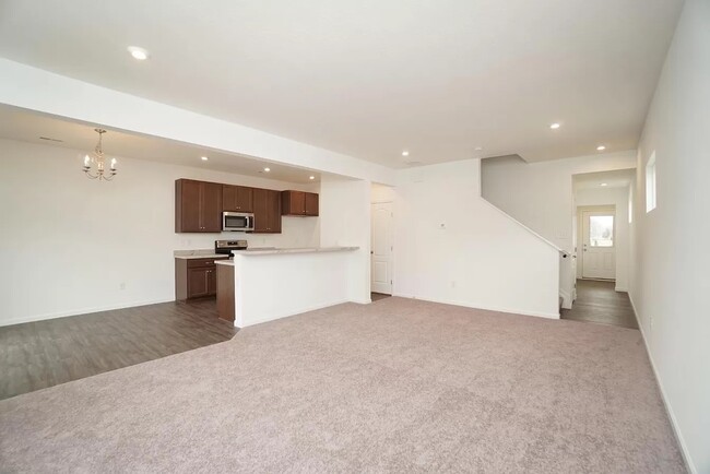 Building Photo - 1500 Summerview Ln