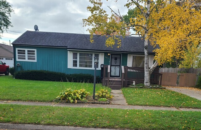 Building Photo - 907 E Hosmer St