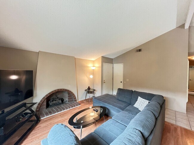 Building Photo - 2 Bedroom 2 Bath Condo in Oceanside with 2...