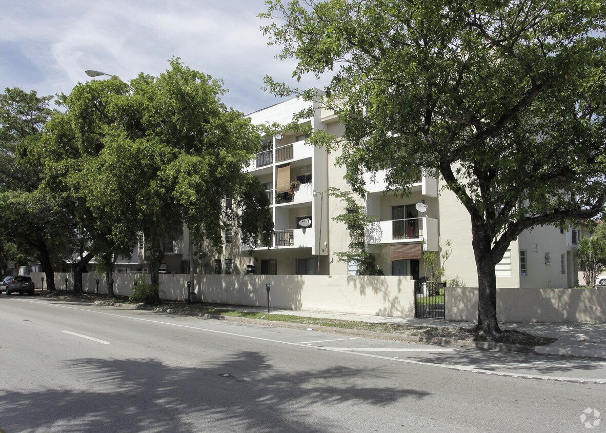 Foto principal - 2695 SW 18th St