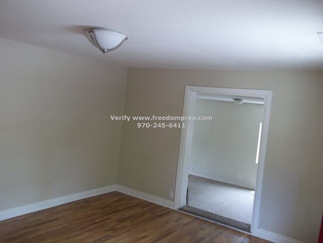 Building Photo - Larger home with convenient location - Col...