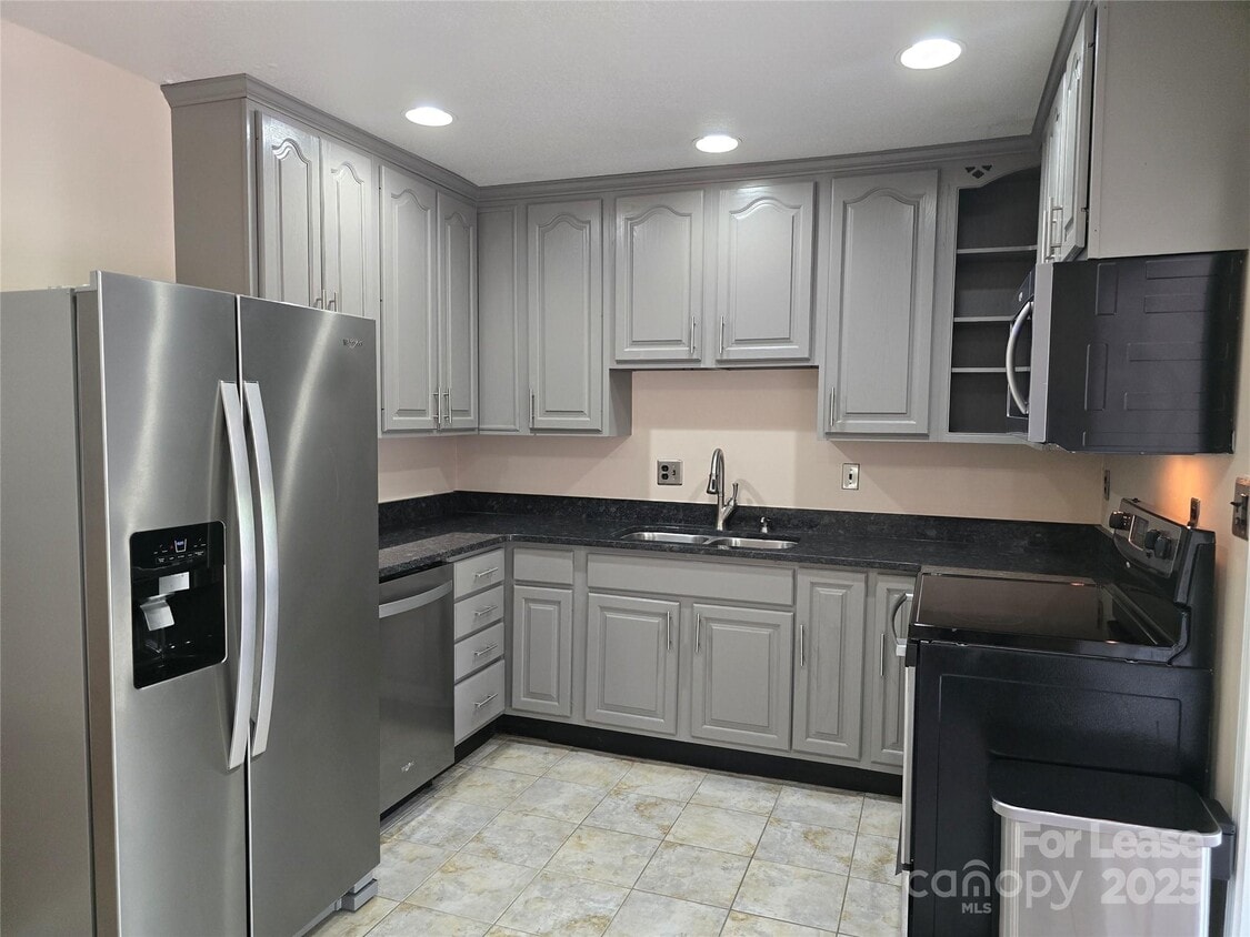 Primary Photo - 5027 Malibu Dr