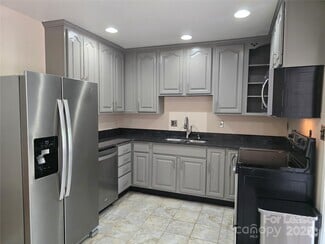 Building Photo - 5027 Malibu Dr