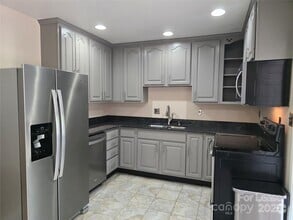 Building Photo - 5027 Malibu Dr
