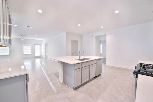 Foto del edificio - 3810 Lila Lake Ln