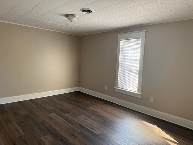 Building Photo - 308-308 1/2 E. Wheeling St