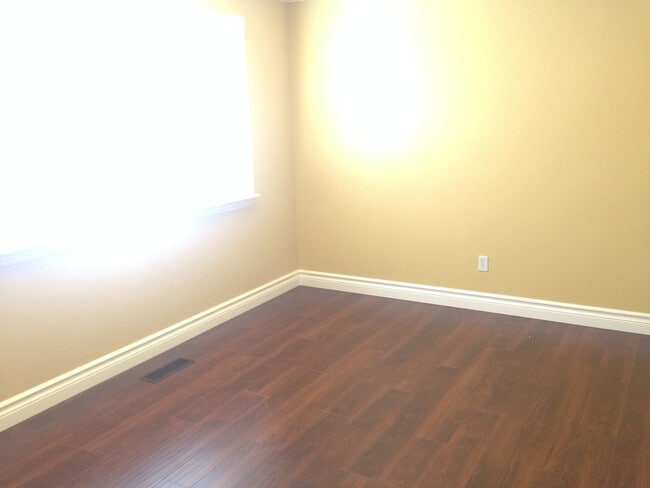 Building Photo - Beautiful 4 Bed Townhome in Holladay