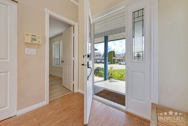 Building Photo - Spacious Luxury 4 Bedroom Upper Suite in Clayton Heights with Optional Flex Room