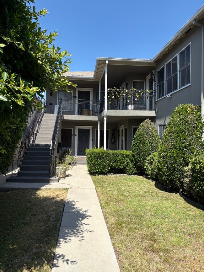 building - 805 N McCadden Pl