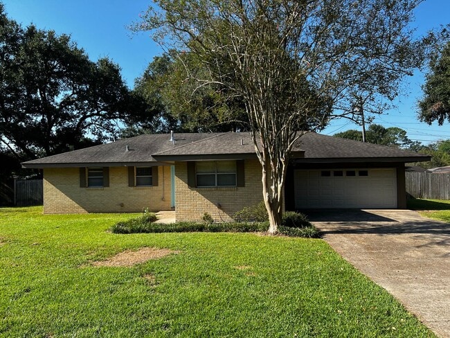 Building Photo - 3 Bedroom, 1.5 Bathroom, Brick Home with large yard, and garage