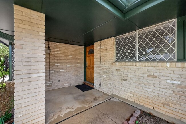 Building Photo - Beautifully refreshed 3-bedroom, 2-bath ranch-style home, located in the sought-after Colonies No...