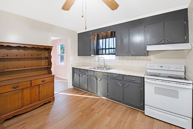 Foto del edificio - 919 Laurel Rd