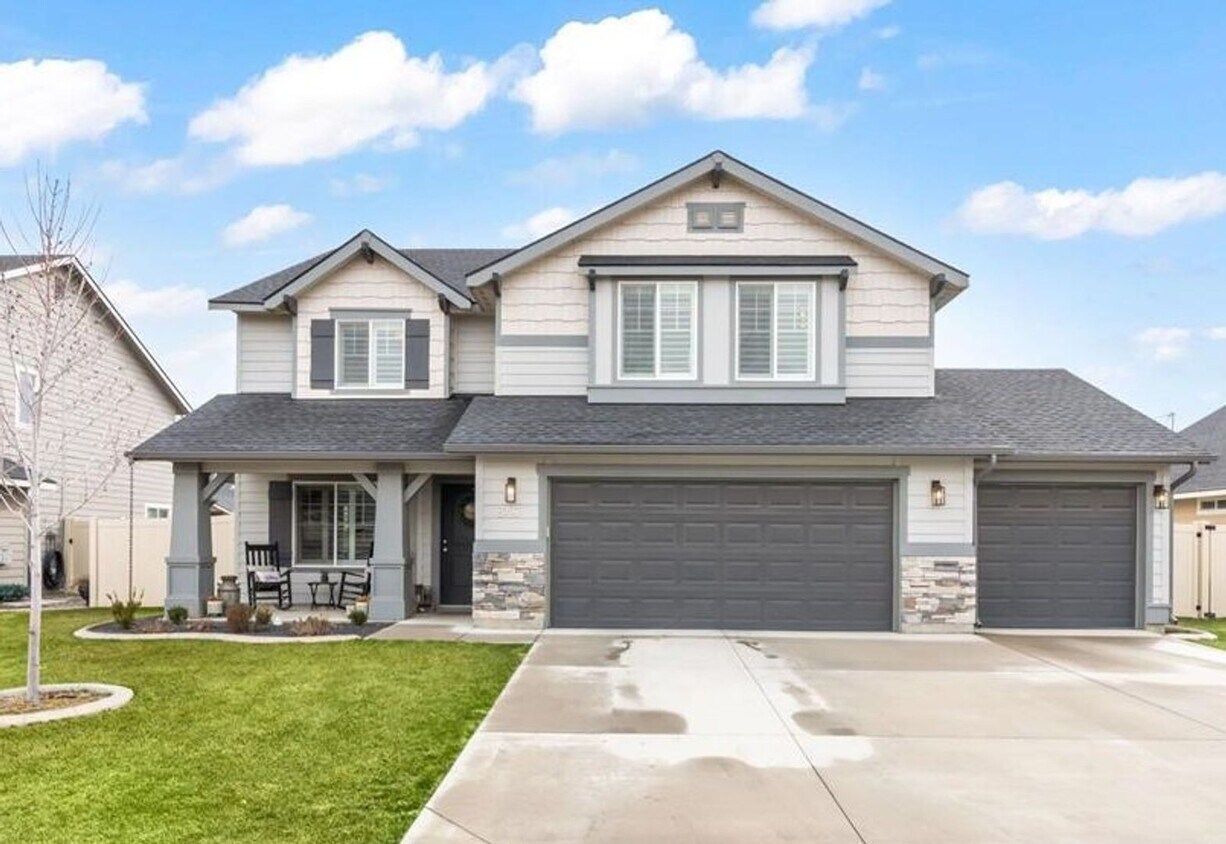 Foto principal - 5 bedroom 2.5 bath 3 car garage