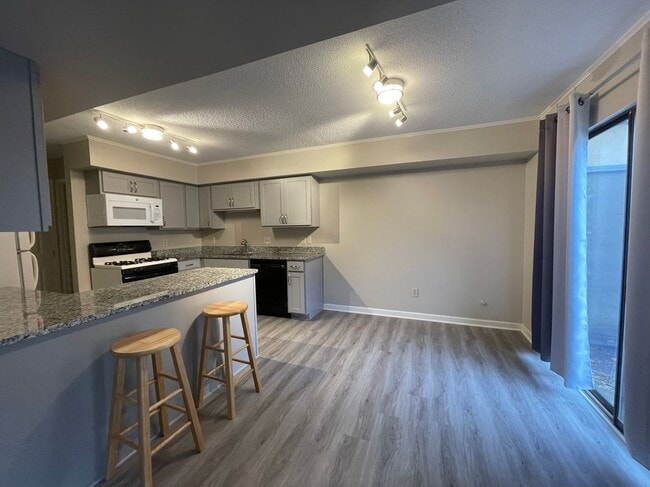 Foto del edificio - 2157 Vaden Village Dr
