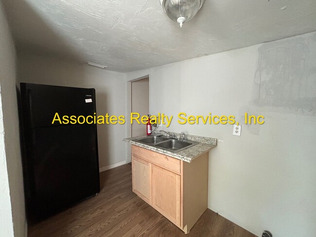 Building Photo - Roberts- Seola Williamsons-  MR82