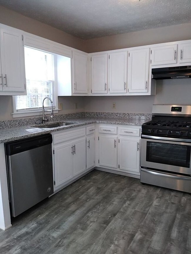 Building Photo - Now Available! 5 bedroom 2 bath home!