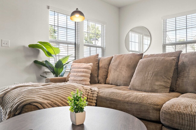 Building Photo - 8021 Brightside Dr