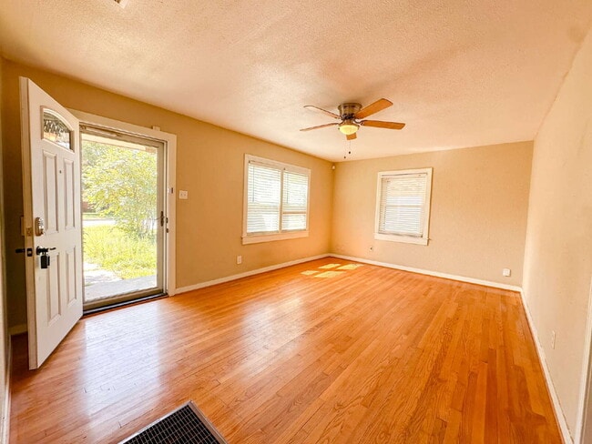 Building Photo - 2-bedroom, 1-bath home in Maxey Park