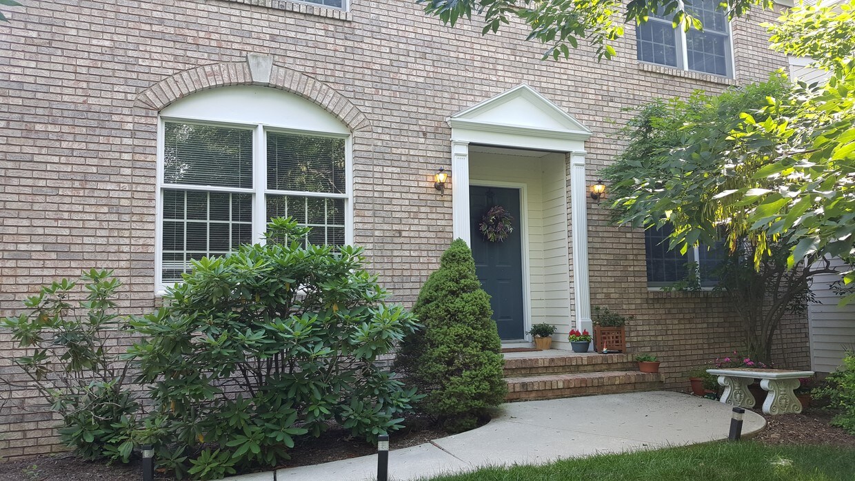 Primary Photo - 16 Stonewall Cir