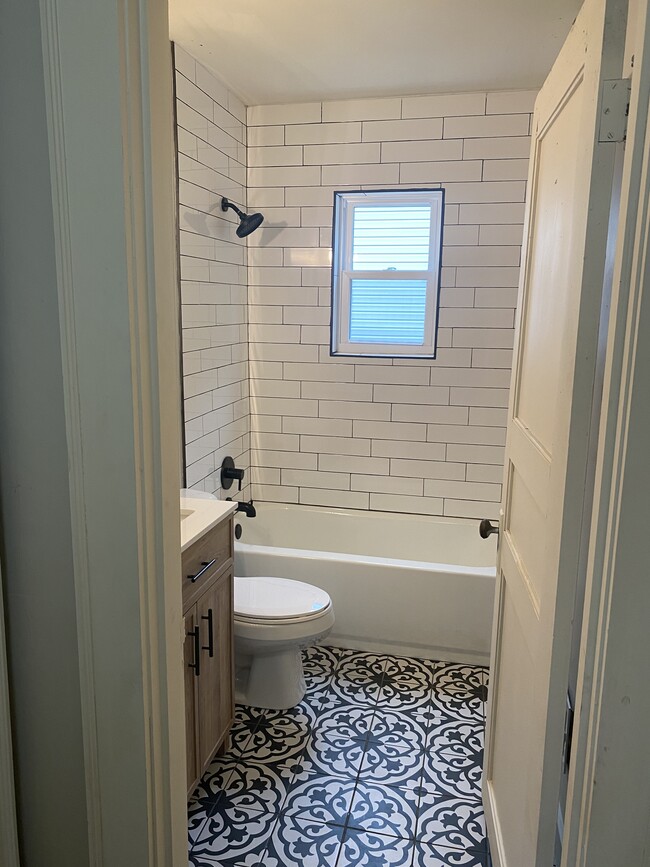 Fully renovated bathroom - 712 Oglewood Ave