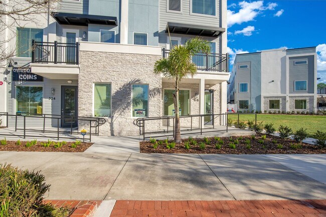 Building Photo - 3/2.5 WITH OVERSIZED FLEX SPACE AND HALF BATH IN OVIEDO'S CITY PLACE