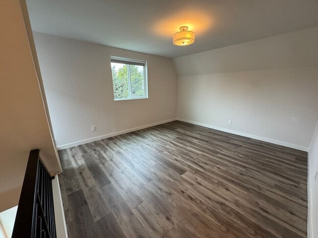 Building Photo - 2bd/1.75bs Seattle Townhouse