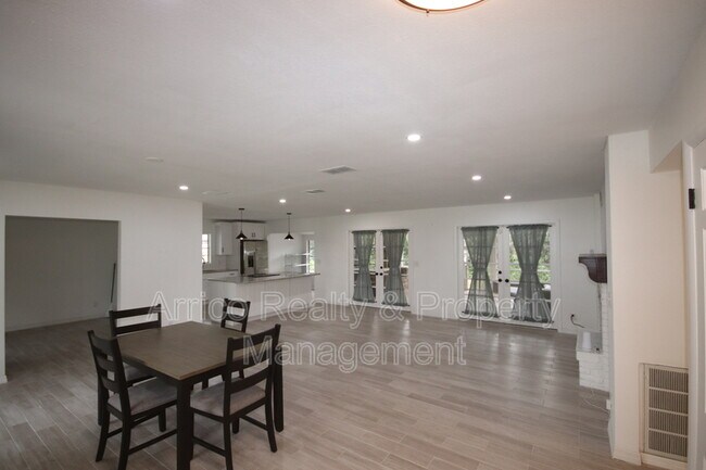 Building Photo - 615 Carolyn Dr