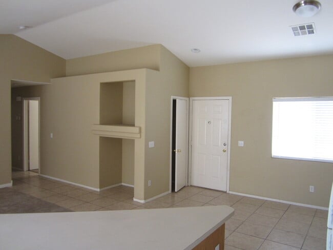 Building Photo - For Rent - El Campo Grande Ave - 3BD 2BA -...