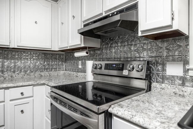 Building Photo - 609 Forest Lake Dr