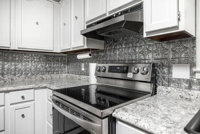 Foto del edificio - 609 Forest Lake Dr