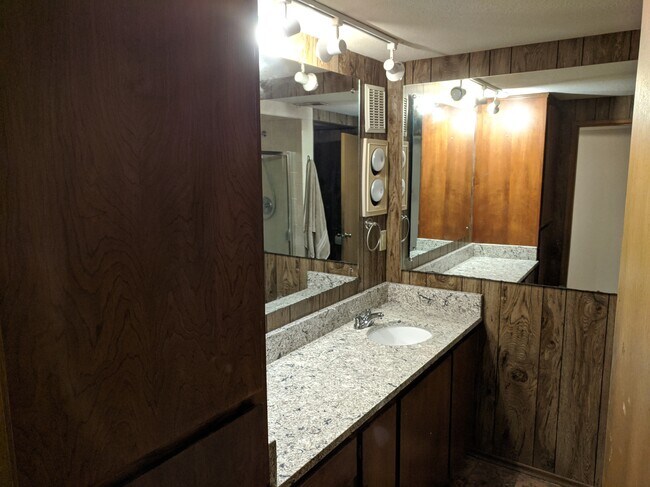 Building Photo - 3303 Wave Dr