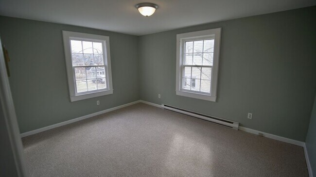 Building Photo - 2 Bed / 1 Bath Duplex Available Now
