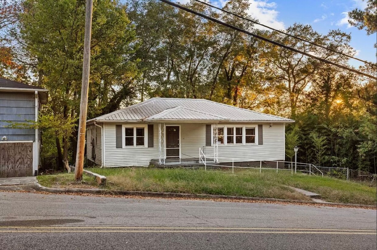 Foto principal - Newly renovated 3 bedroom, 1 bath home wit...