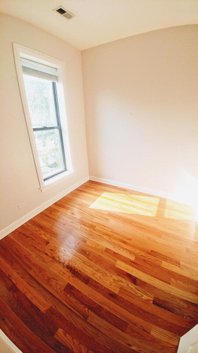 Foto del edificio - 733 N Leavitt St