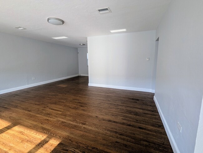 Sala de estar - 826 83rd St