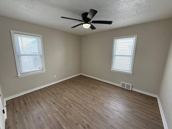 Foto del edificio - Renovated 3-Bedroom Home – We Welcome Sect...