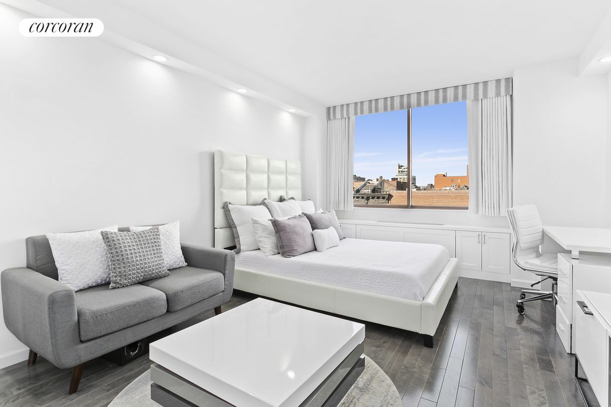 Foto principal - 393 W 49th St