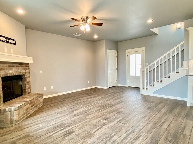 Foto del edificio - 3 Bed, 2.5 Bath in Gated Community with Private Pond