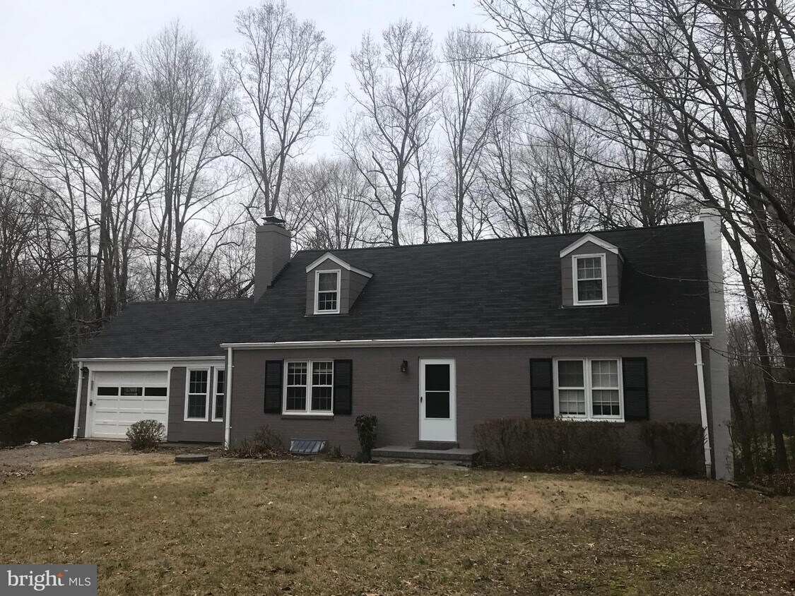 Primary Photo - 910 Chinquapin Rd