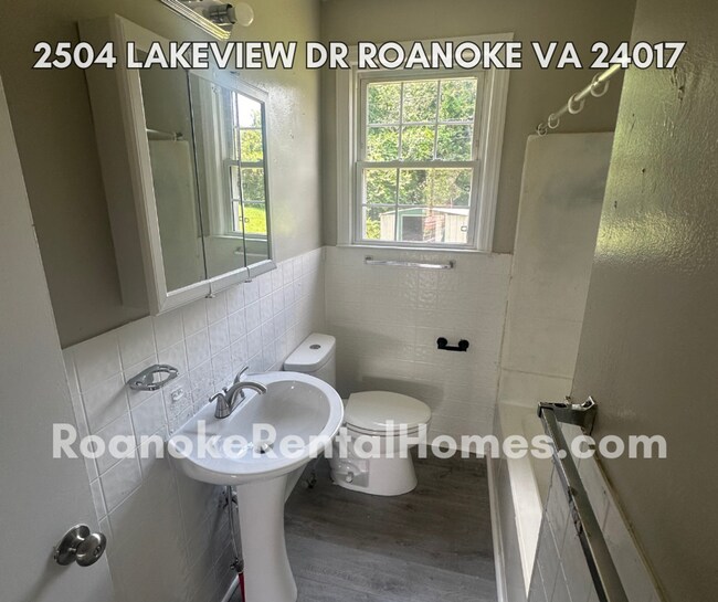 Building Photo - 2504 Lakeview Dr Roanoke VA 2bed/1bath $1295