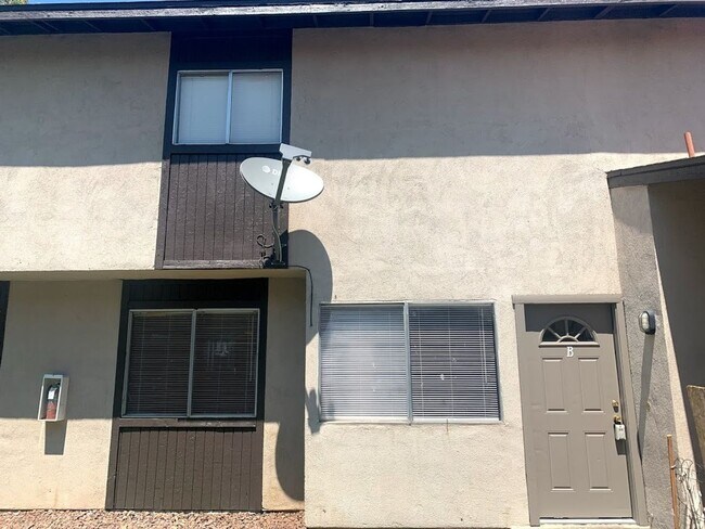 Foto del edificio - Check out this Freshly Painted and New Flo...