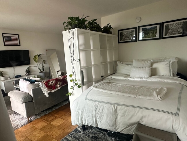 Bedroom Area - 429 N St SW
