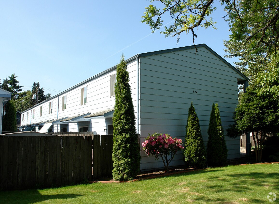 Building Photo - 672 W 4th Ave