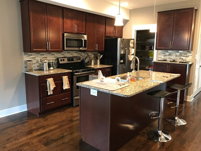 Building Photo - Large 2 Bedroom Condo For Rent Near Downto...