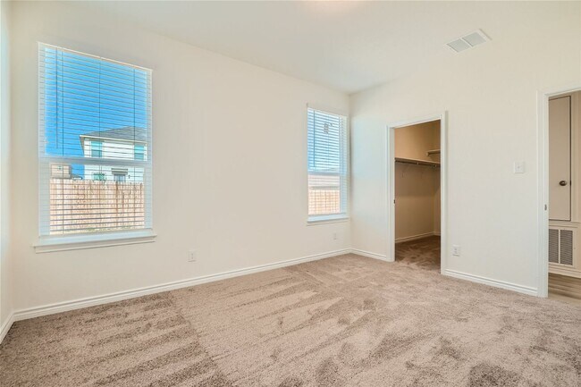 Foto del edificio - 4 Bedrooms located off Hwy 90W and Grosenb...