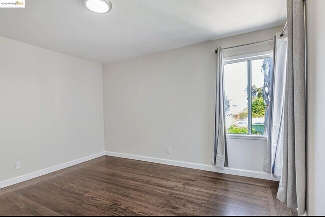 Foto del edificio - 2946 Bona St