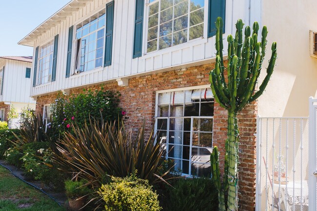 Foto del edificio - 5858 Coldwater Canyon Ave