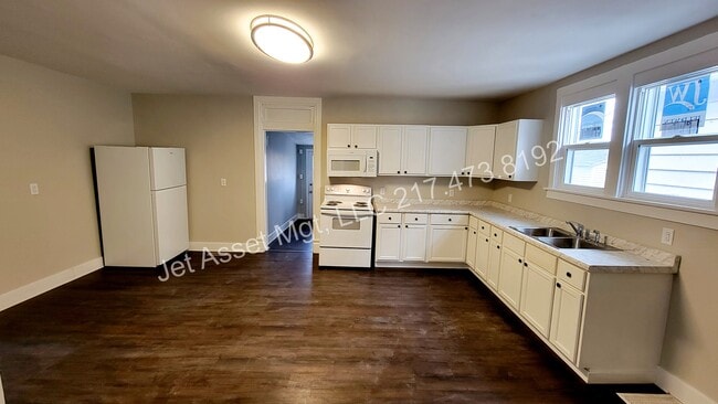 Building Photo - 4 bedroom HOUSE For Rent